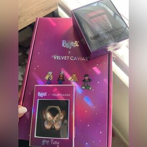 BRATZ VELVET CAVIAR PHONE GRIP & AIR PODS CASE